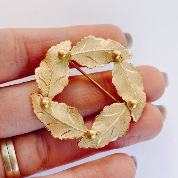 VTG Signed Mid Century 12K Gold Filled Laurel Wreath Brooch Textured Leaf Design - Picture 3 of 9